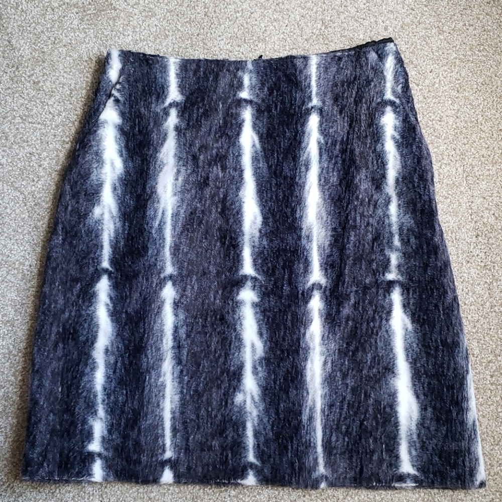 Holt Renfrew faux fur zippered skirt w/pockts Sz6